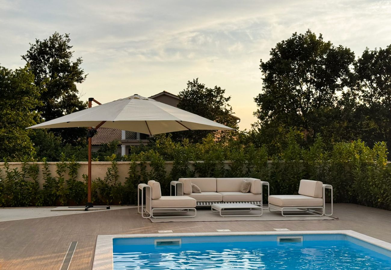 Villa in Bibici - Villa Nobel for 6 adults with private 40 m2 heated pool, outside bar & movie theatre