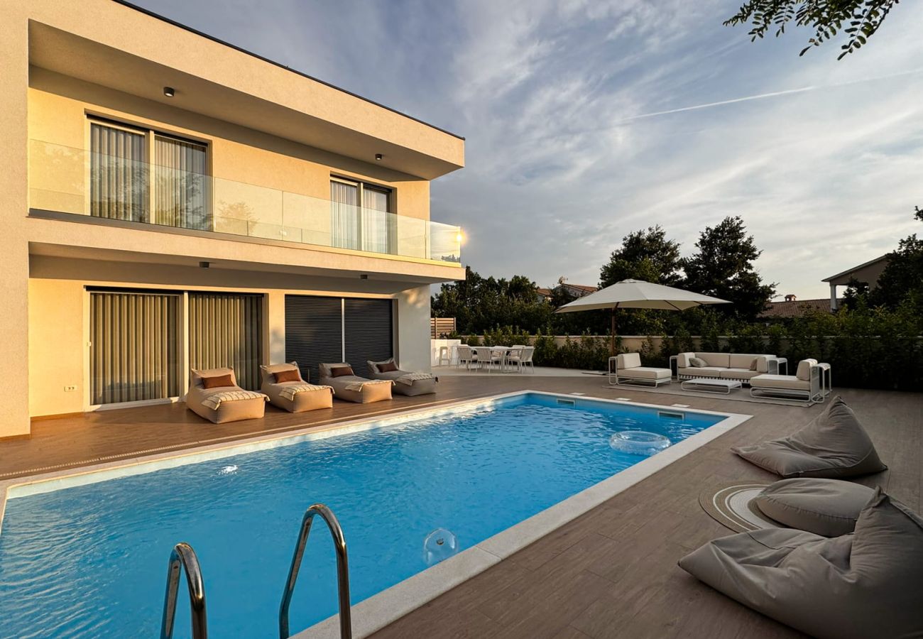Villa in Bibici - Villa Nobel for 6 adults with private 40 m2 heated pool, outside bar & movie theatre