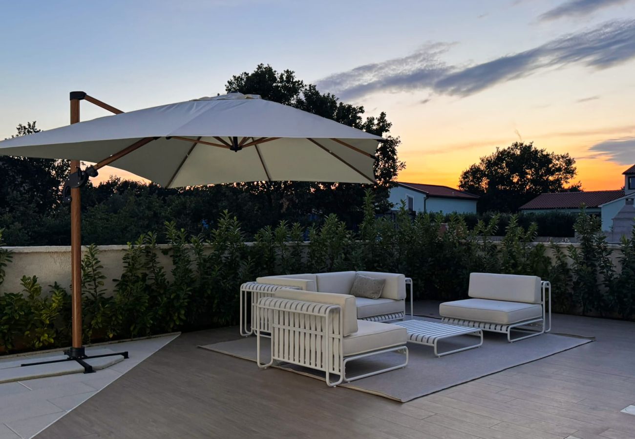 Villa in Bibici - Villa Nobel for 6 adults with private 40 m2 heated pool, outside bar & movie theatre