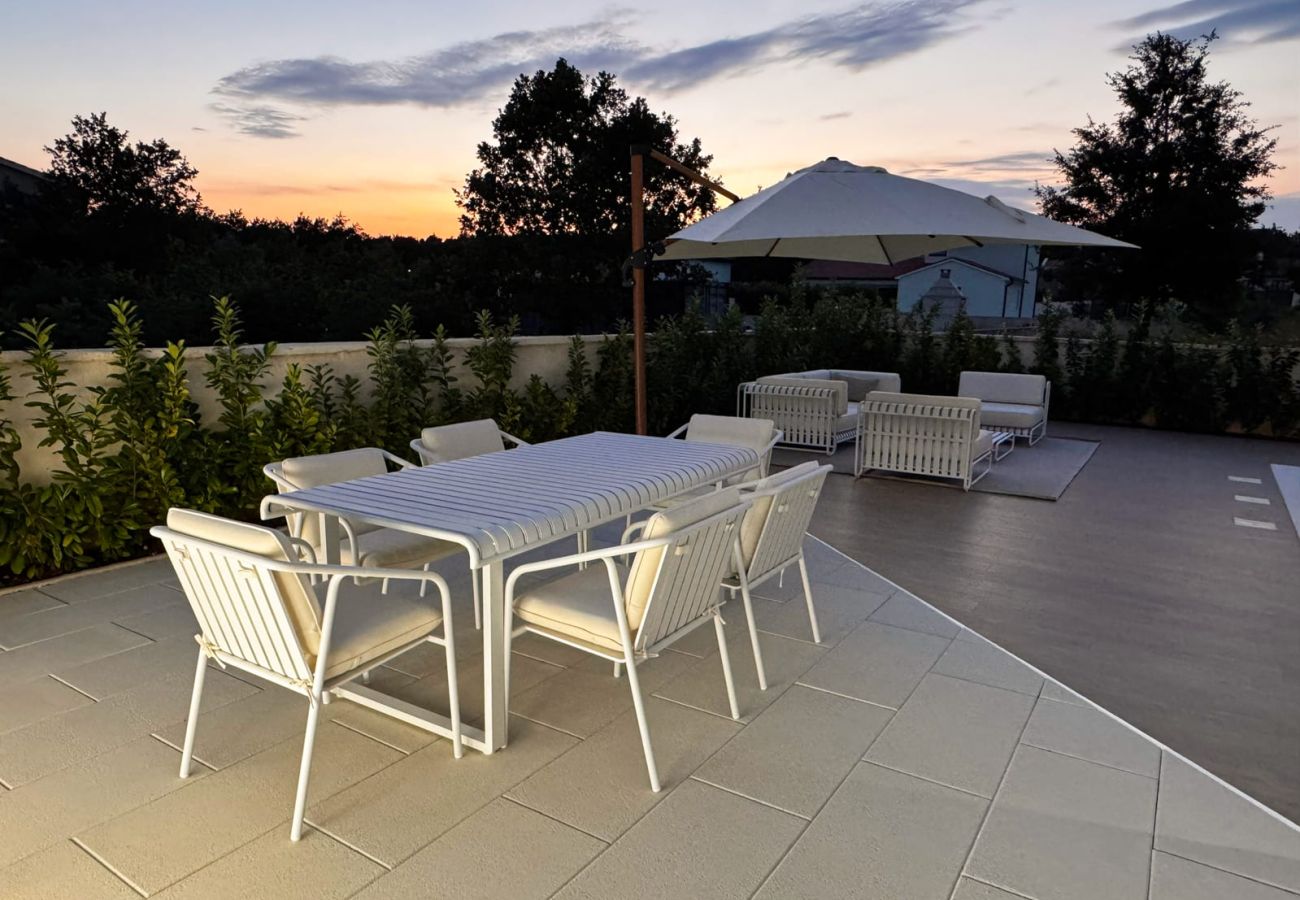 Villa in Bibici - Villa Nobel for 6 adults with private 40 m2 heated pool, outside bar & movie theatre