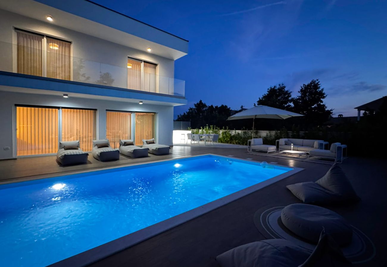 Villa in Bibici - Villa Nobel for 6 adults with private 40 m2 heated pool, outside bar & movie theatre