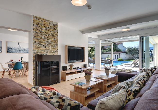 Villa in Pula - Villa Klen for 15 people near Pula with jacuzzi and children playgorund Villa in Pula - Villa Klen for 15 people near Pula with jacuzzi and children playgorund