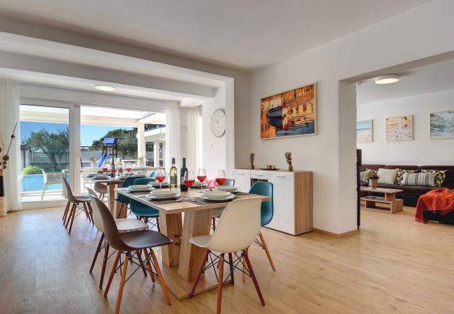 Villa in Pula - Villa Klen for 15 people near Pula with jacuzzi and children playgorund Villa in Pula - Villa Klen for 15 people near Pula with jacuzzi and children playgorund