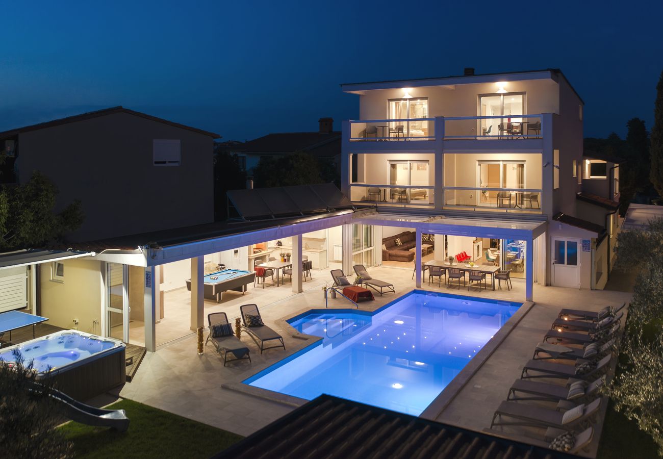 Villa in Pula - Villa Klen for 15 people near Pula with jacuzzi and children playgorund
