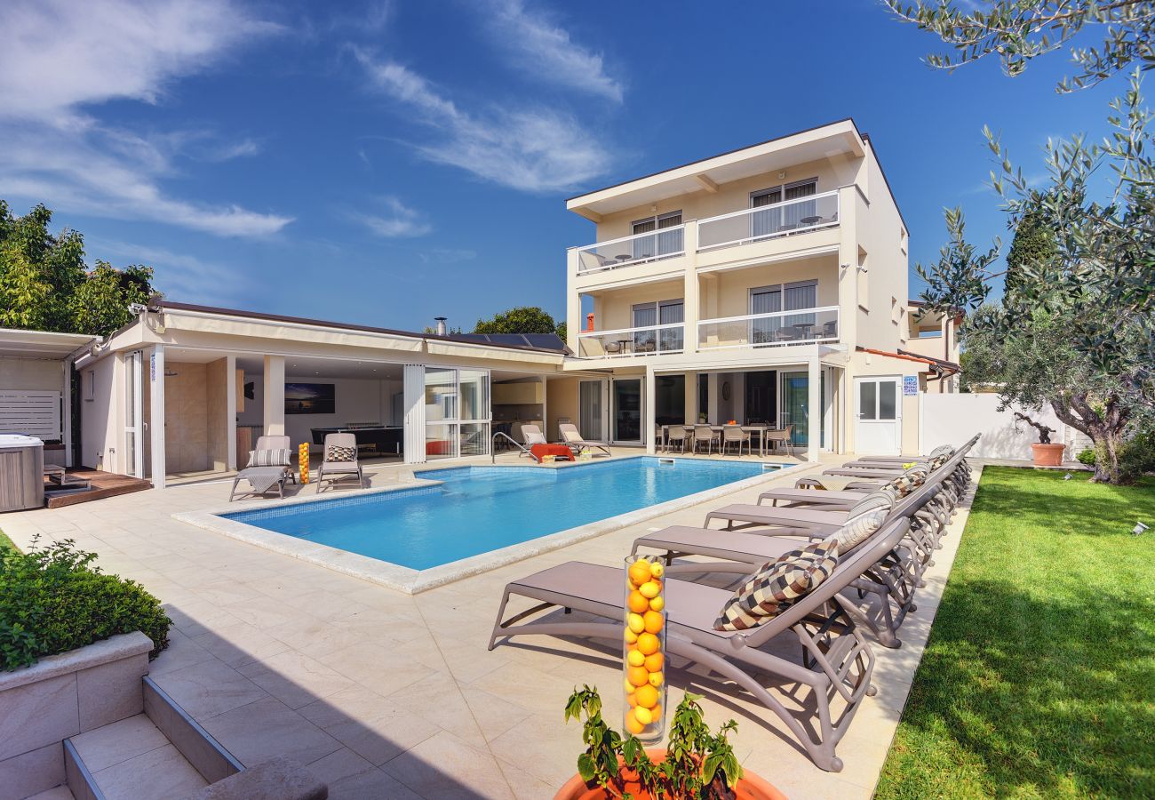 Villa in Pula - Villa Klen for 15 people near Pula with jacuzzi and children playgorund