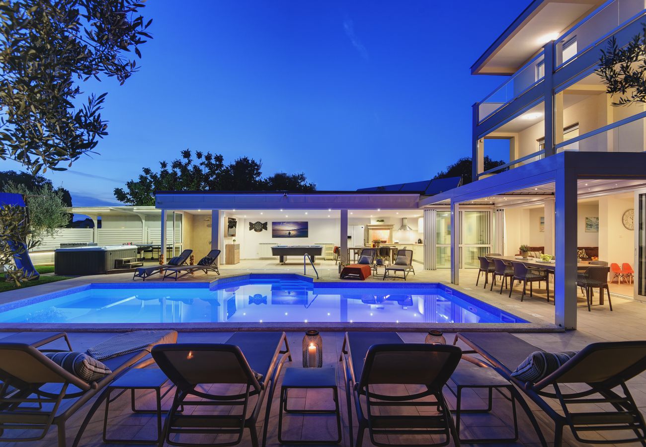 Villa in Pula - Villa Klen for 15 people near Pula with jacuzzi and children playgorund