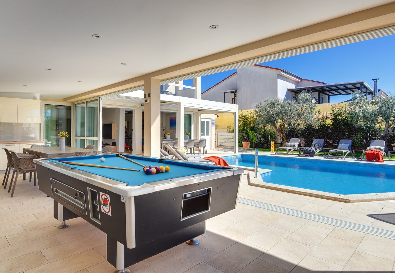 Villa in Pula - Villa Klen for 15 people near Pula with jacuzzi and children playgorund