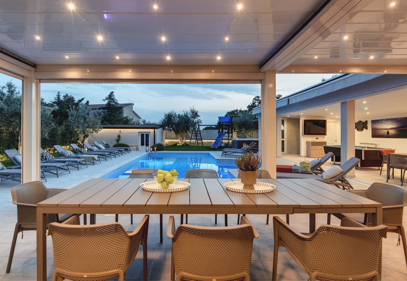 Villa in Pula - Villa Klen for 15 people near Pula with jacuzzi and children playgorund