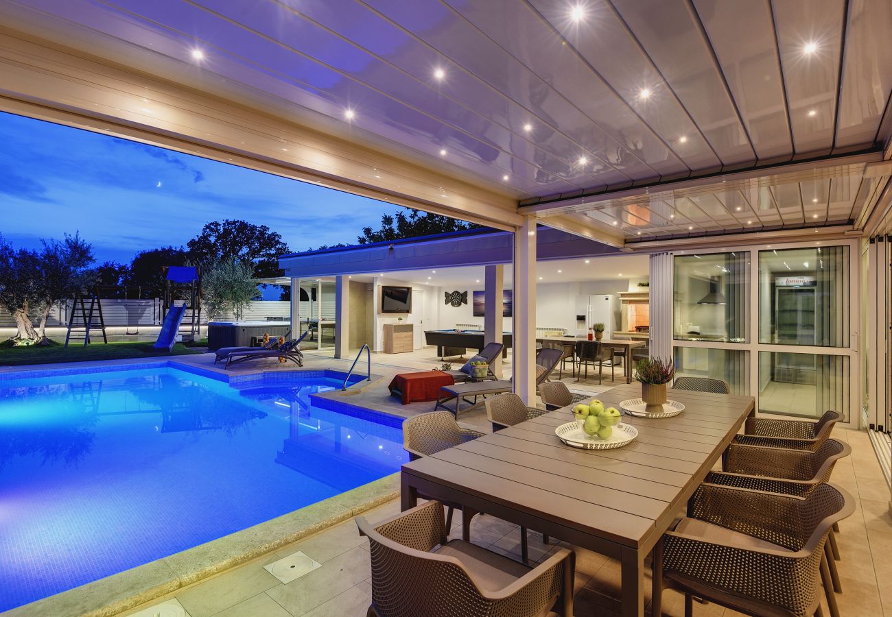Villa in Pula - Villa Klen for 15 people near Pula with jacuzzi and children playgorund