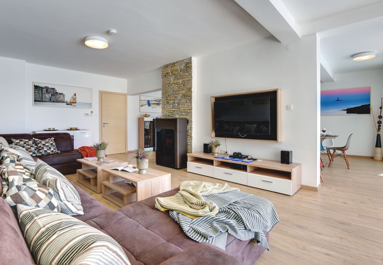 Villa in Pula - Villa Klen for 15 people near Pula with jacuzzi and children playgorund