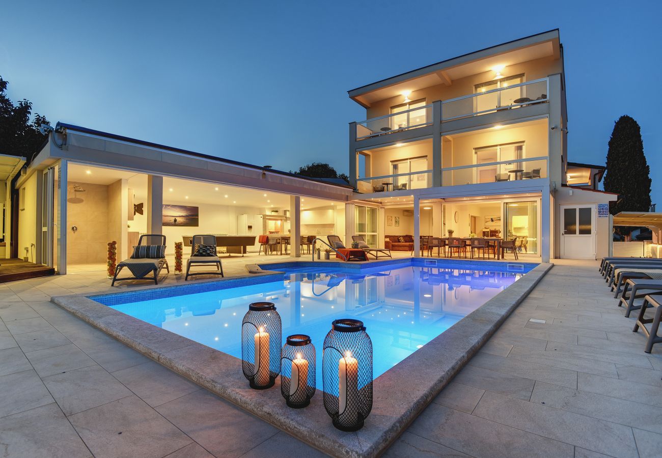 Villa in Pula - Villa Klen for 15 people near Pula with jacuzzi and children playgorund