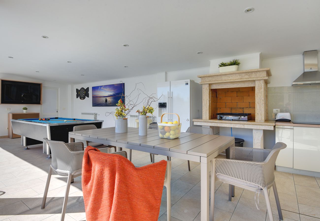 Villa in Pula - Villa Klen for 15 people near Pula with jacuzzi and children playgorund