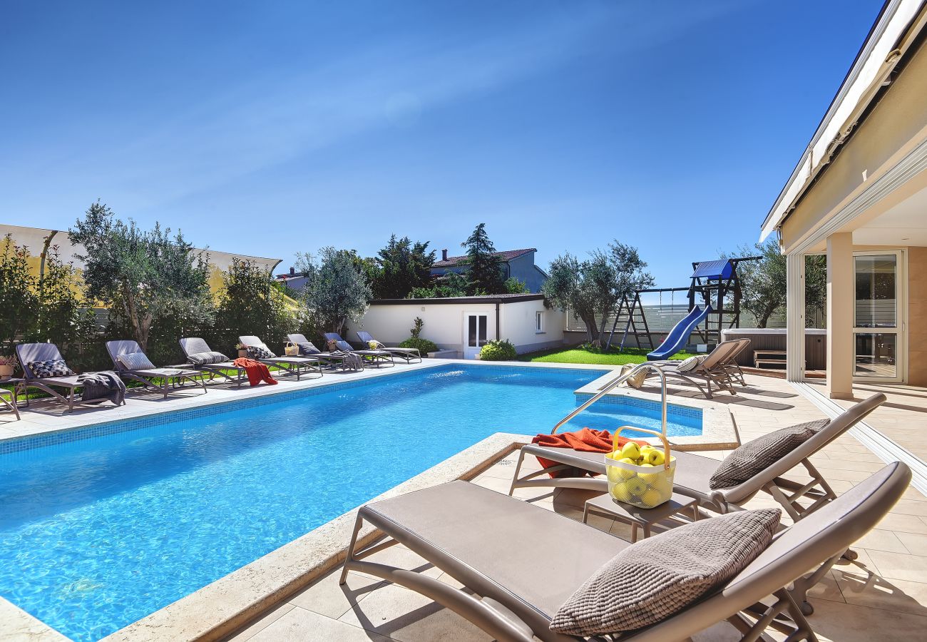 Villa in Pula - Villa Klen for 15 people near Pula with jacuzzi and children playgorund