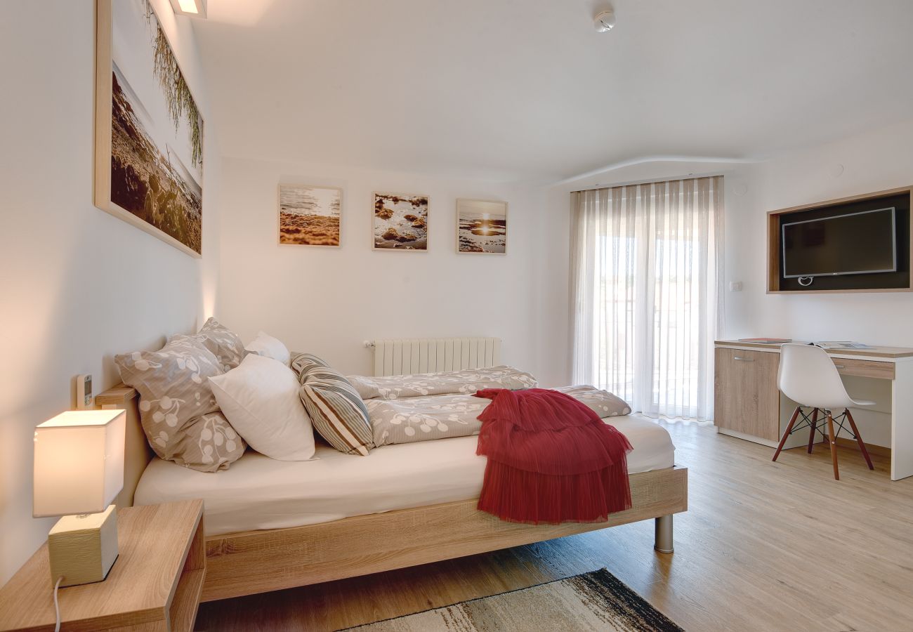 Villa in Pula - Villa Klen for 15 people near Pula with jacuzzi and children playgorund