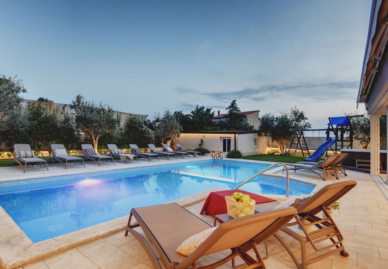 Villa in Pula - Villa Klen for 15 people near Pula with jacuzzi and children playgorund
