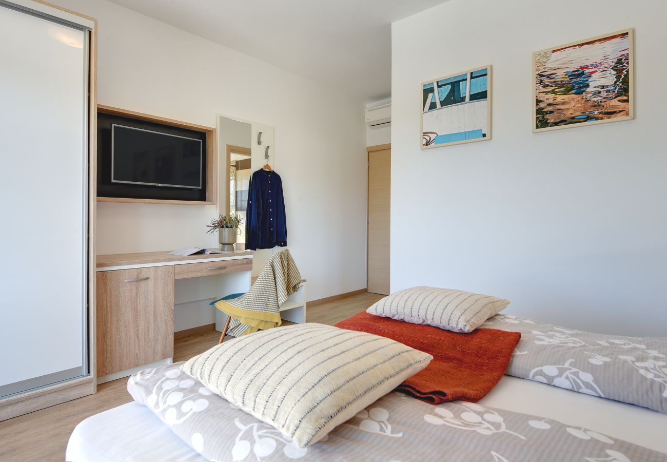 Villa in Pula - Villa Klen for 15 people near Pula with jacuzzi and children playgorund