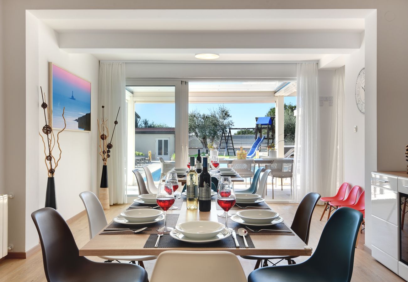 Villa in Pula - Villa Klen for 15 people near Pula with jacuzzi and children playgorund