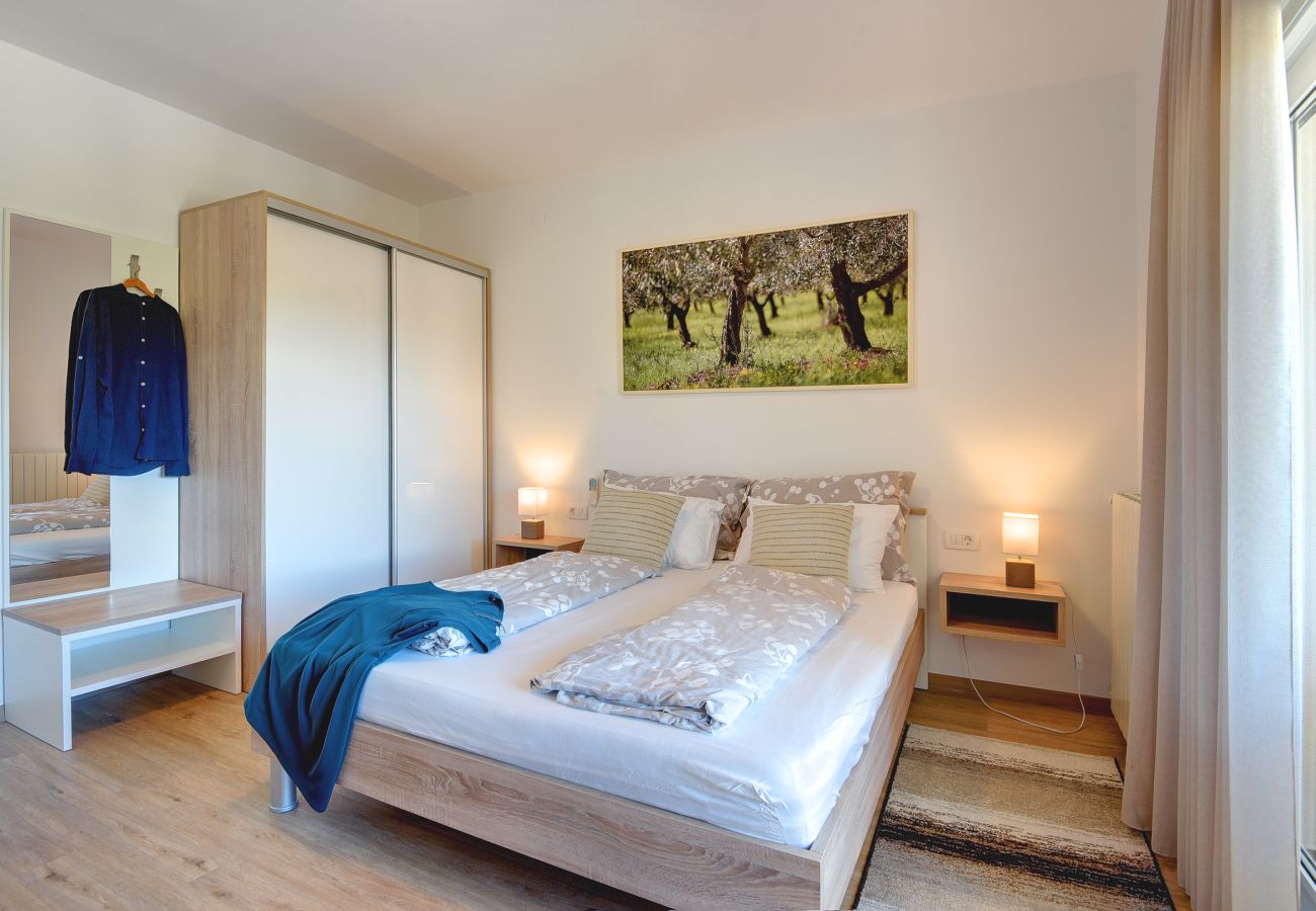 Villa in Pula - Villa Klen for 15 people near Pula with jacuzzi and children playgorund