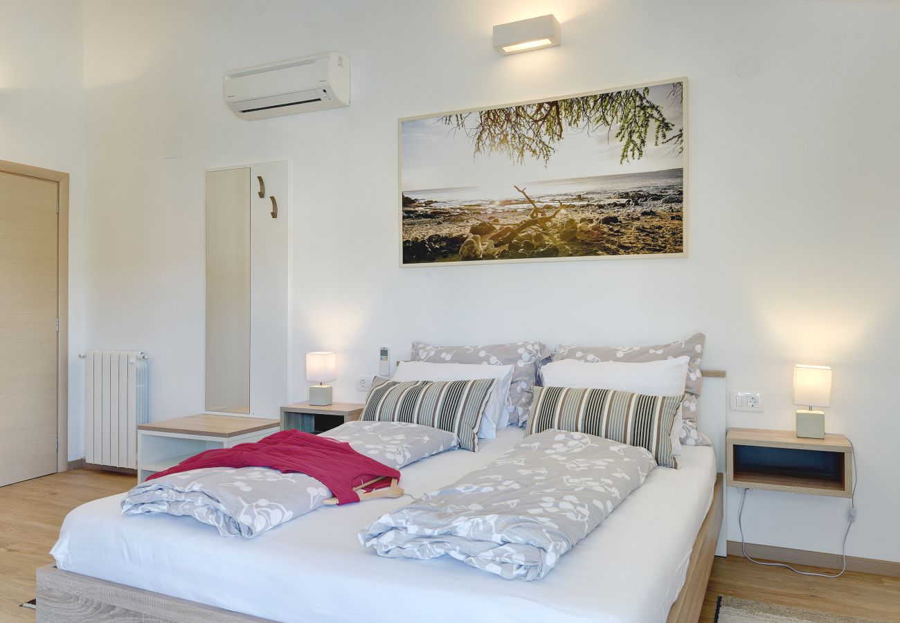 Villa in Pula - Villa Klen for 15 people near Pula with jacuzzi and children playgorund