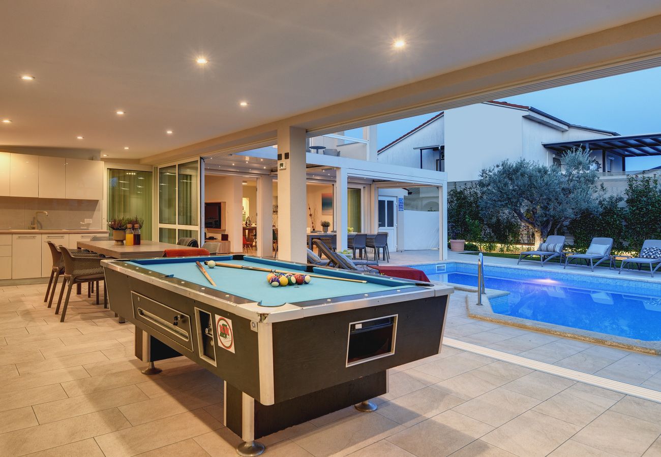 Villa in Pula - Villa Klen for 15 people near Pula with jacuzzi and children playgorund