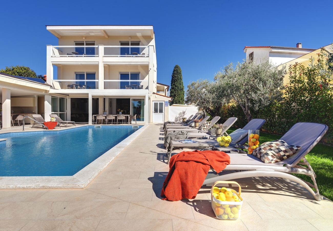 Villa in Pula - Villa Klen for 15 people near Pula with jacuzzi and children playgorund