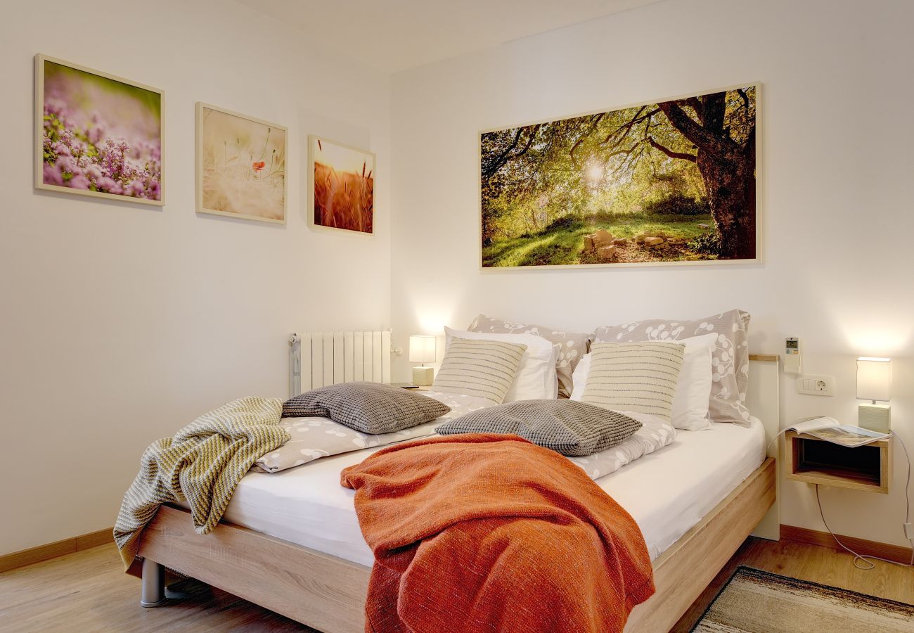 Villa in Pula - Villa Klen for 15 people near Pula with jacuzzi and children playgorund