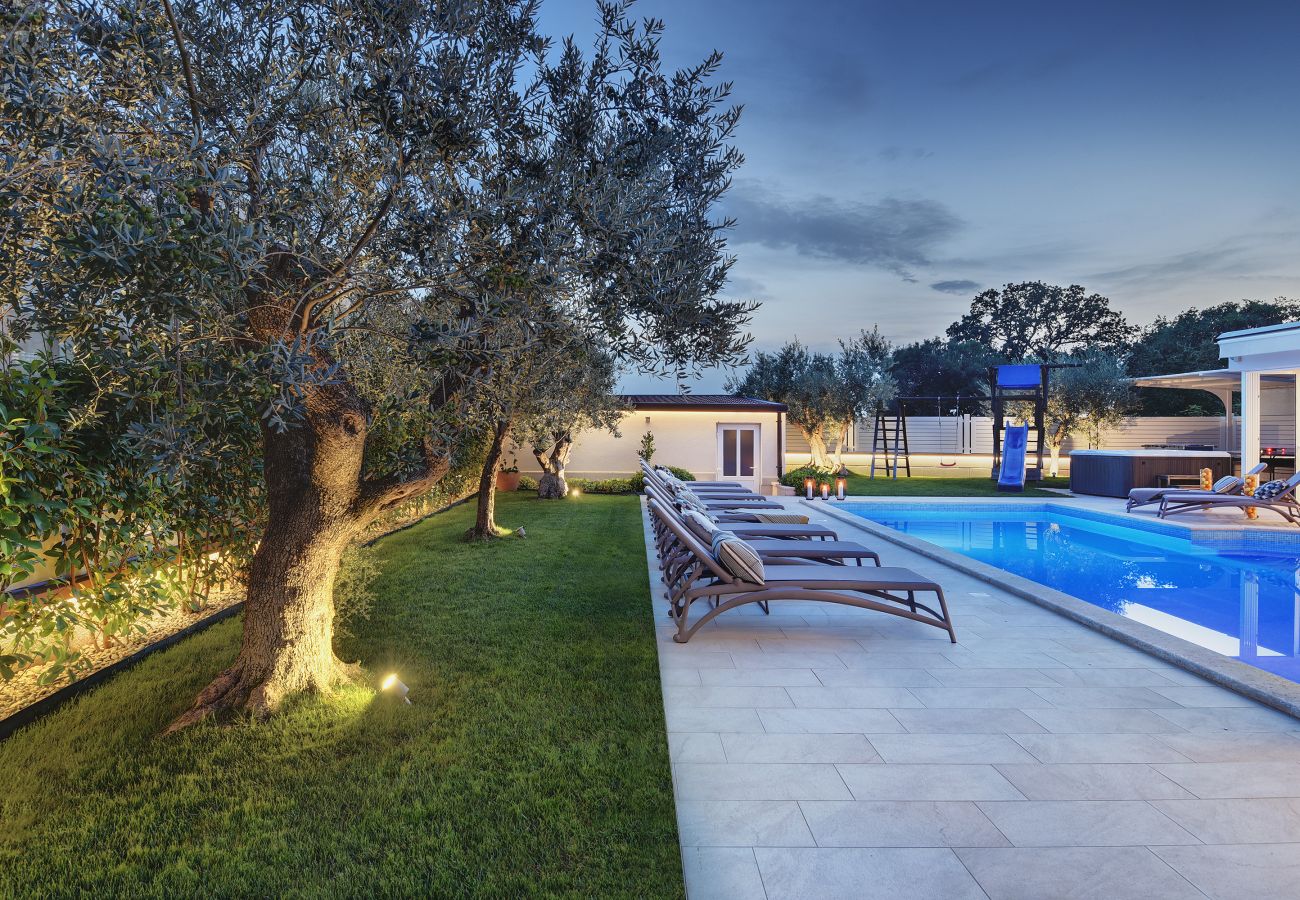 Villa in Pula - Villa Klen for 15 people near Pula with jacuzzi and children playgorund