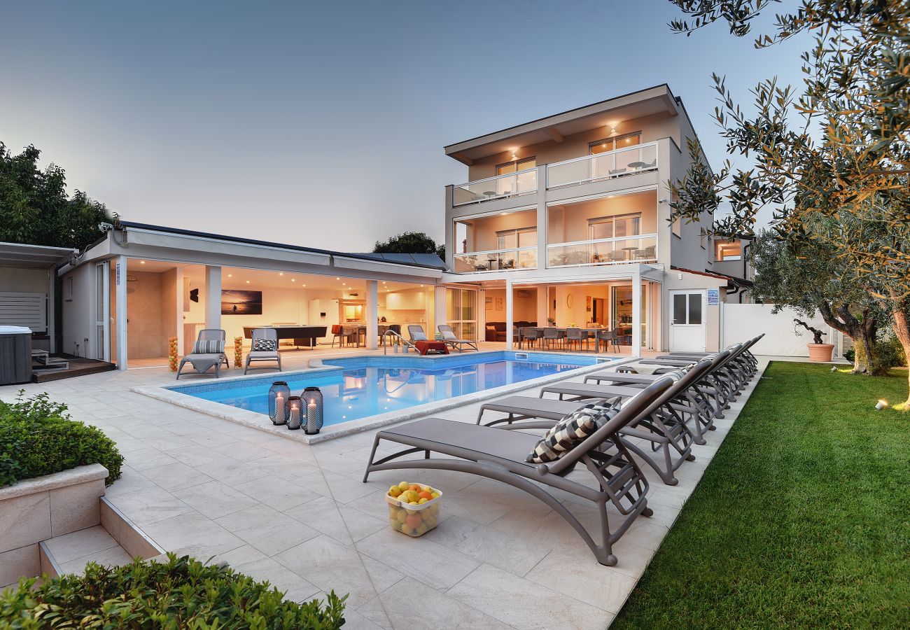 Villa in Pula - Villa Klen for 15 people near Pula with jacuzzi and children playgorund