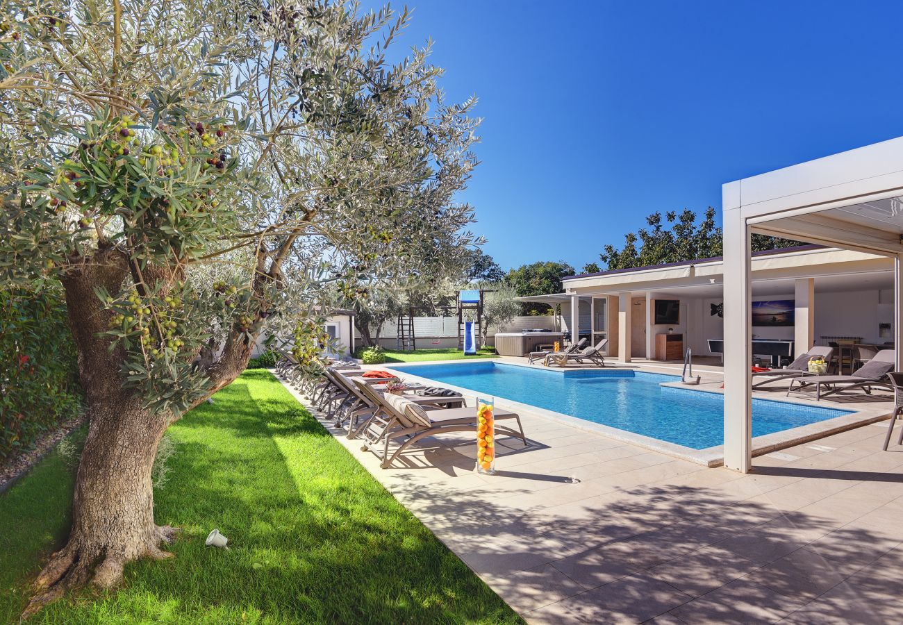 Villa in Pula - Villa Klen for 15 people near Pula with jacuzzi and children playgorund