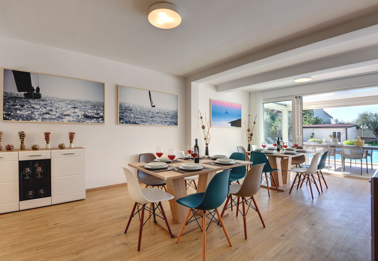 Villa in Pula - Villa Klen for 15 people near Pula with jacuzzi and children playgorund