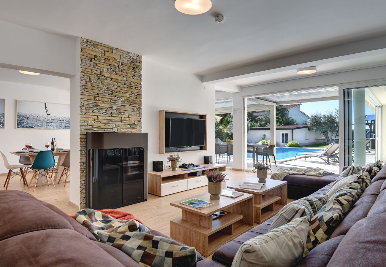 Villa in Pula - Villa Klen for 15 people near Pula with jacuzzi and children playgorund