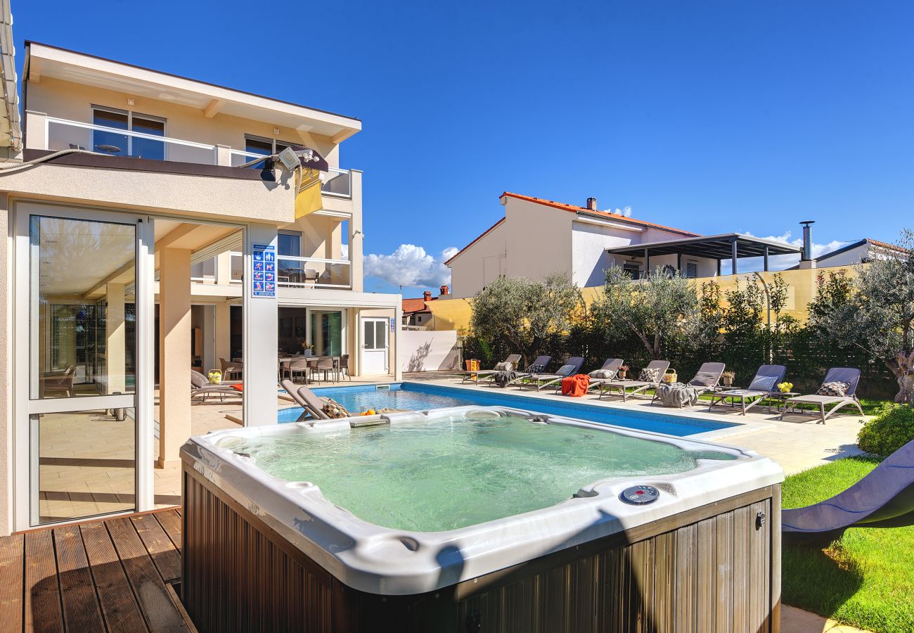 Villa in Pula - Villa Klen for 15 people near Pula with jacuzzi and children playgorund