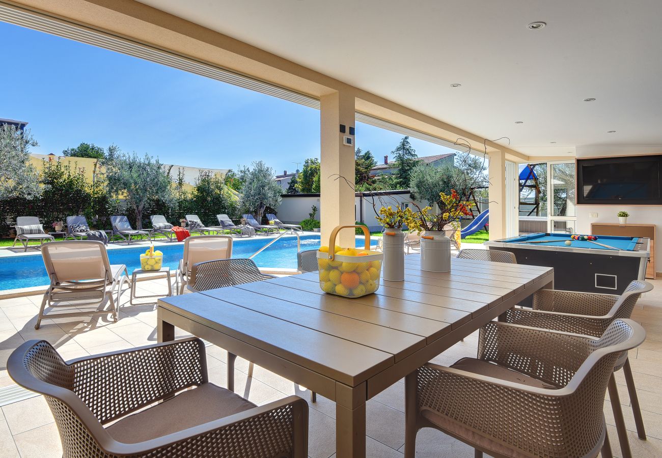Villa in Pula - Villa Klen for 15 people near Pula with jacuzzi and children playgorund