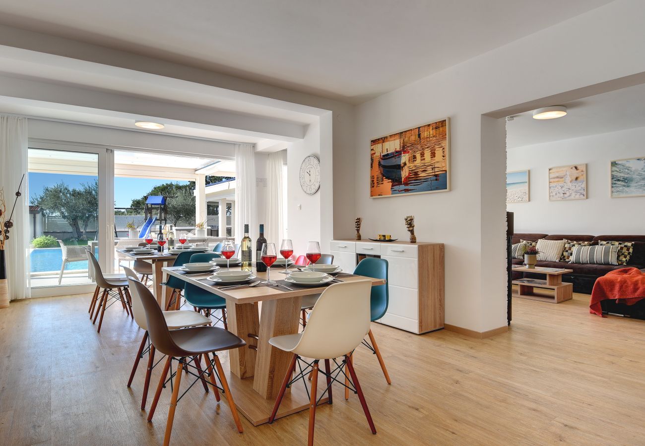Villa in Pula - Villa Klen for 15 people near Pula with jacuzzi and children playgorund