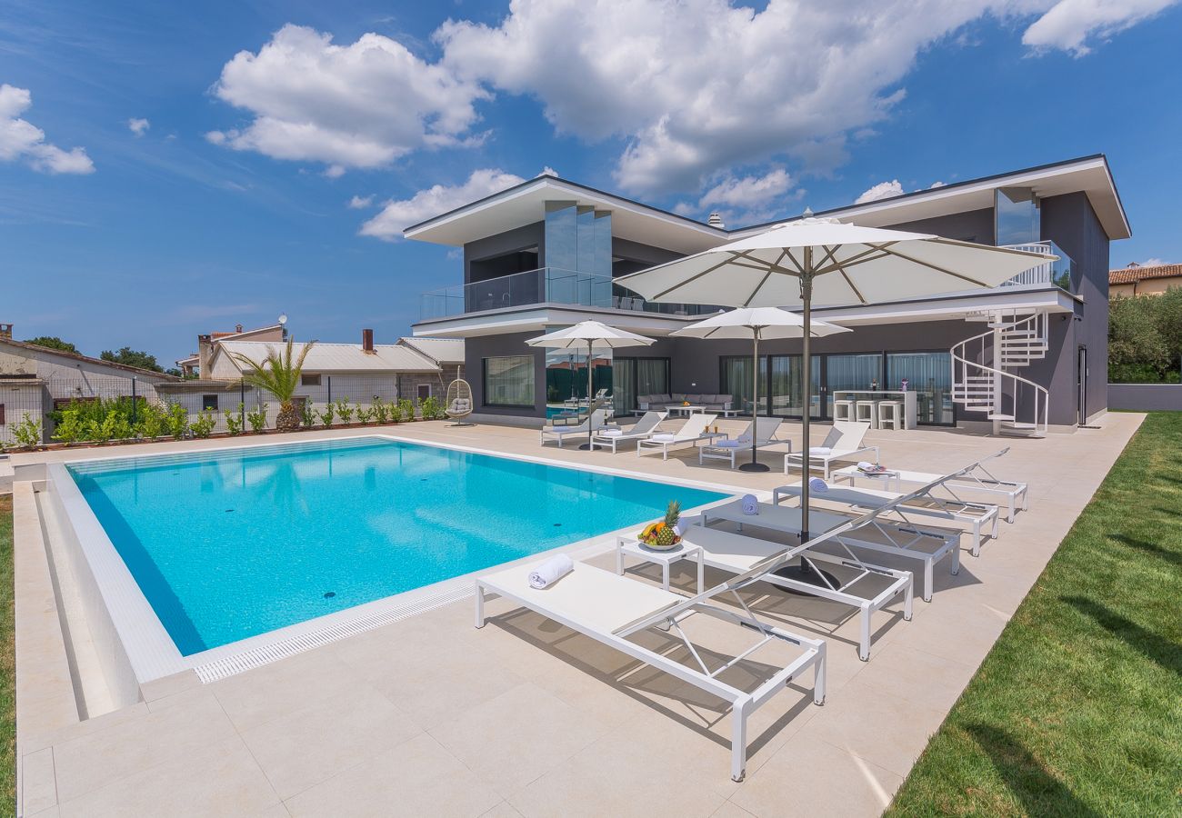 Villa in Valentici - Villa Gabrijela for 10 people near Novigrad with 66 m2 heated pool and sea view