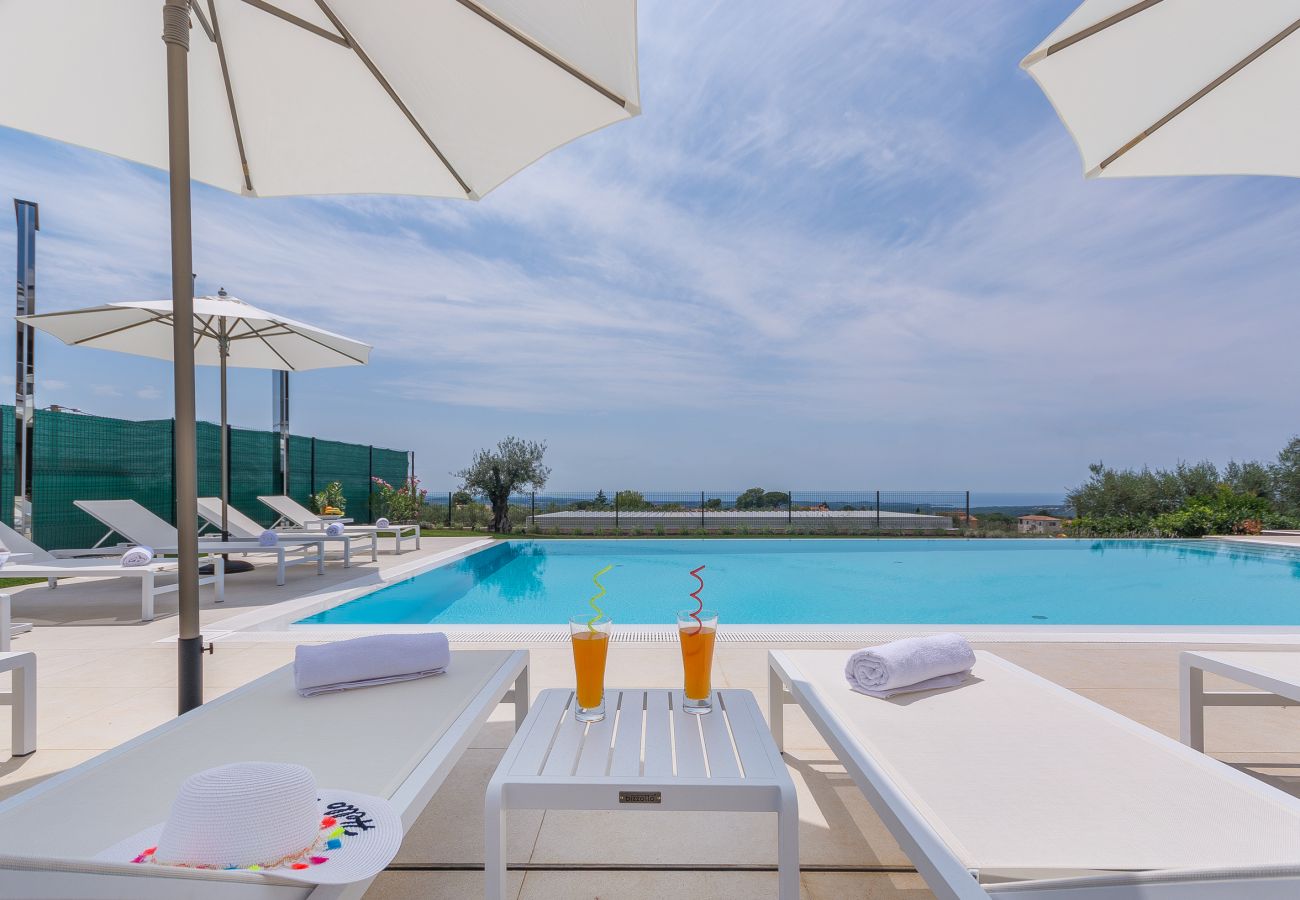 Villa in Valentici - Villa Gabrijela for 10 people near Novigrad with 66 m2 heated pool and sea view