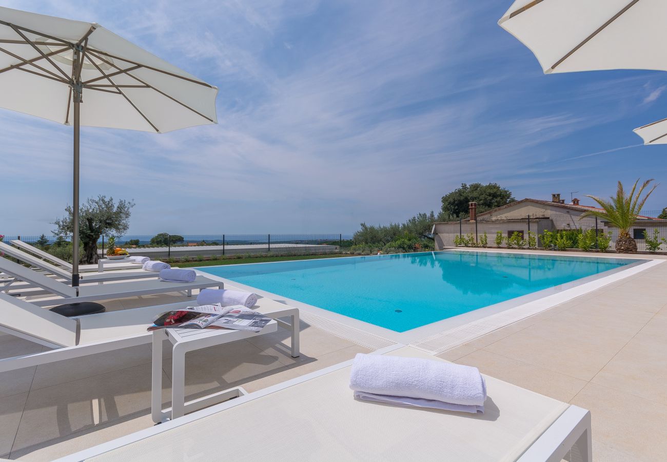 Villa in Valentici - Villa Gabrijela for 10 people near Novigrad with 66 m2 heated pool and sea view