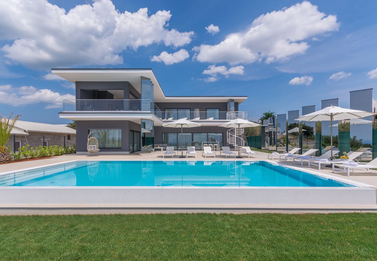 Villa in Valentici - Villa Gabrijela for 10 people near Novigrad with 66 m2 heated pool and sea view