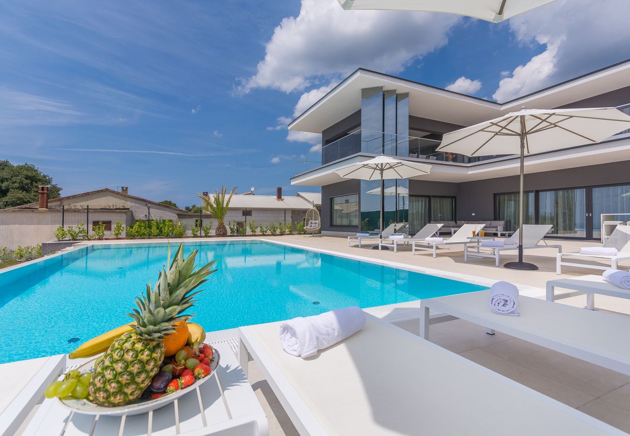 Villa in Valentici - Villa Gabrijela for 10 people near Novigrad with 66 m2 heated pool and sea view
