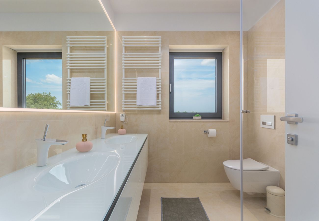 Villa in Valentici - Villa Gabrijela for 10 people near Novigrad with 66 m2 heated pool and sea view