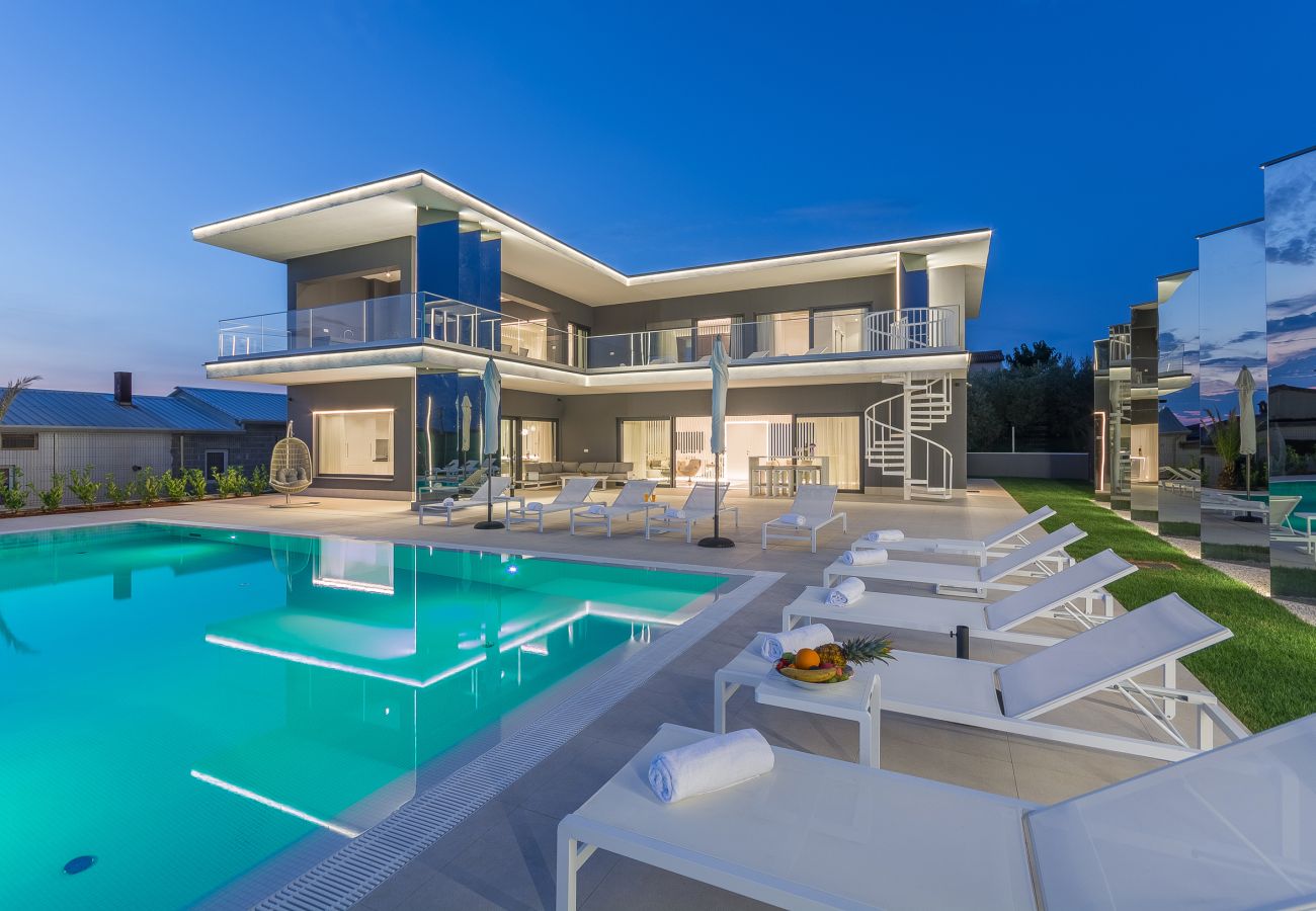 Villa in Valentici - Villa Gabrijela for 10 people near Novigrad with 66 m2 heated pool and sea view