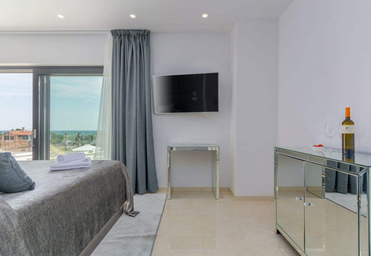 Villa in Valentici - Villa Gabrijela for 10 people near Novigrad with 66 m2 heated pool and sea view