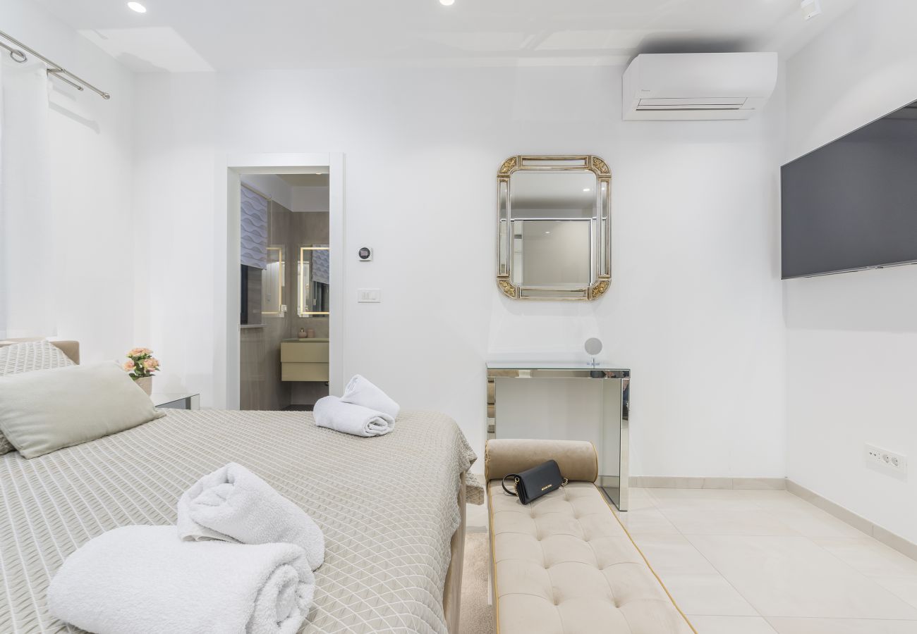 Villa in Valentici - Villa Sara for 10 people near Novigrad with sea view and salt- water pool