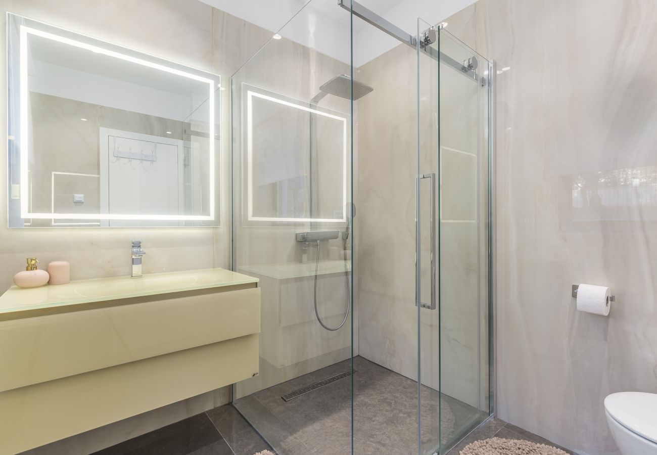 Villa in Valentici - Villa Sara for 10 people near Novigrad with sea view and salt- water pool