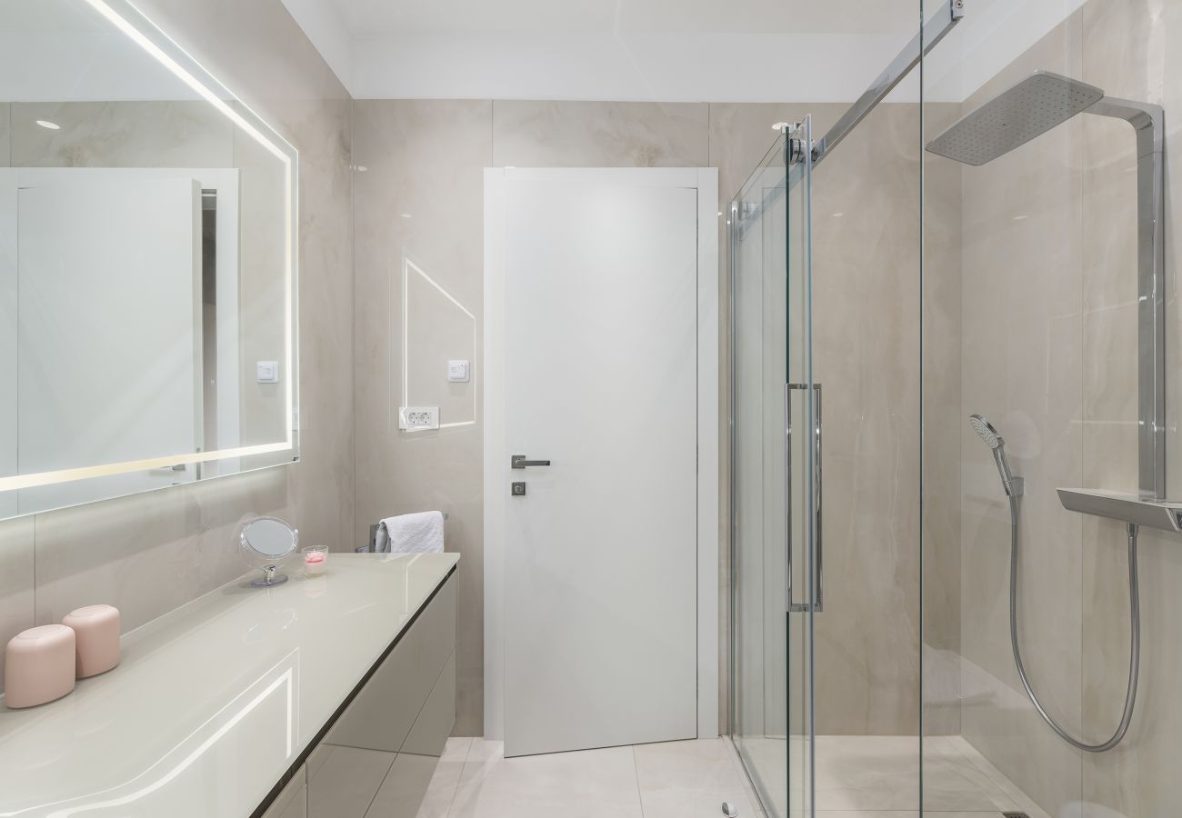 Villa in Valentici - Villa Sara for 10 people near Novigrad with sea view and salt- water pool