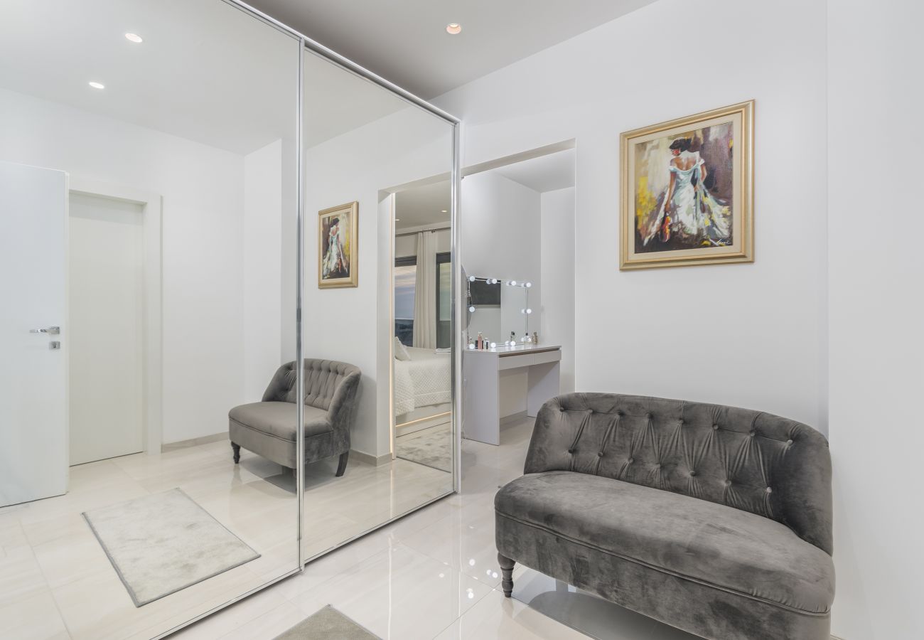 Villa in Valentici - Villa Sara for 10 people near Novigrad with sea view and salt- water pool