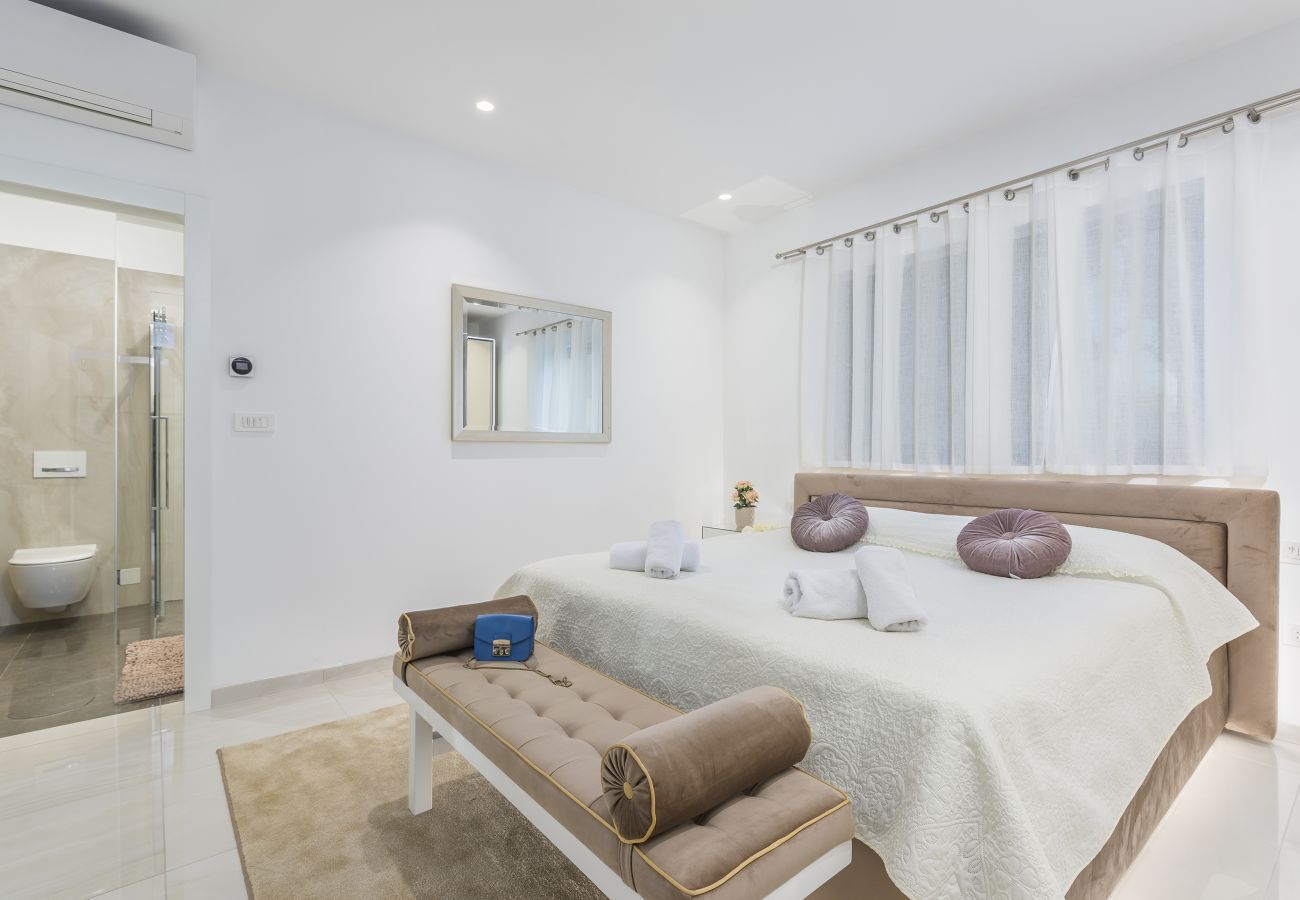 Villa in Valentici - Villa Sara for 10 people near Novigrad with sea view and salt- water pool