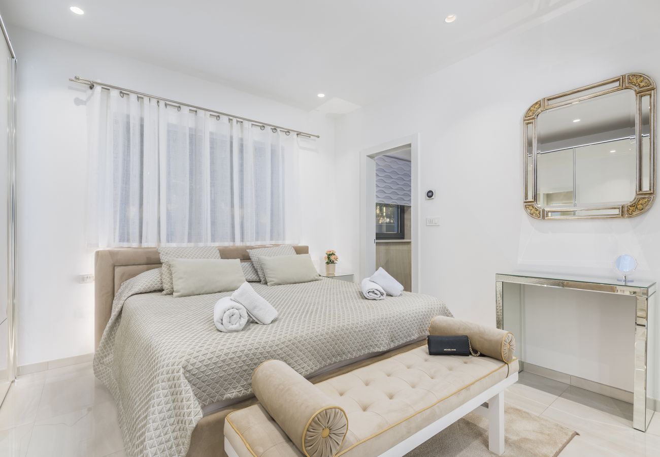 Villa in Valentici - Villa Sara for 10 people near Novigrad with sea view and salt- water pool
