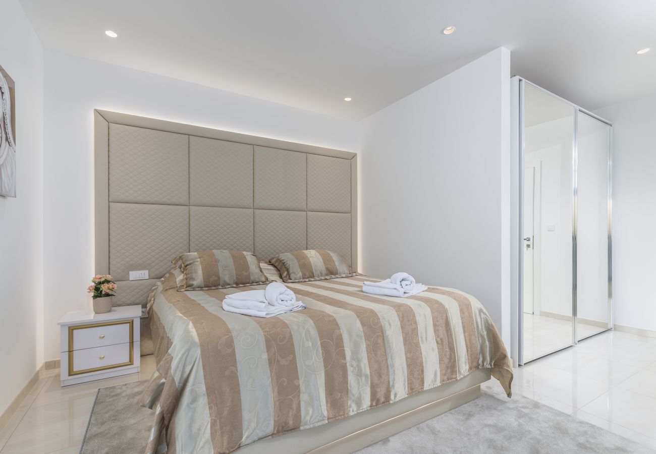 Villa in Valentici - Villa Sara for 10 people near Novigrad with sea view and salt- water pool