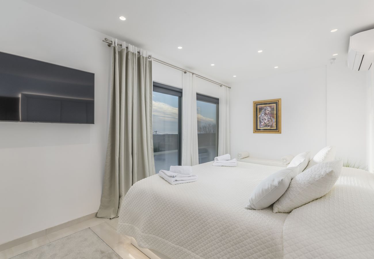 Villa in Valentici - Villa Sara for 10 people near Novigrad with sea view and salt- water pool